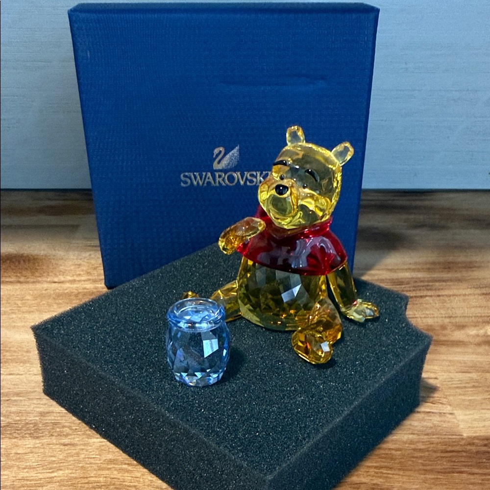 Retired Swarovski Disney Winnie the Pooh with Hunny Pot 2012 - Picture 2 of 8